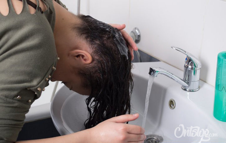 Washing me. VLOG washing hair in the Sink. I Wash my hair. Washing my hair 2021. I washing my hair in the Sink.