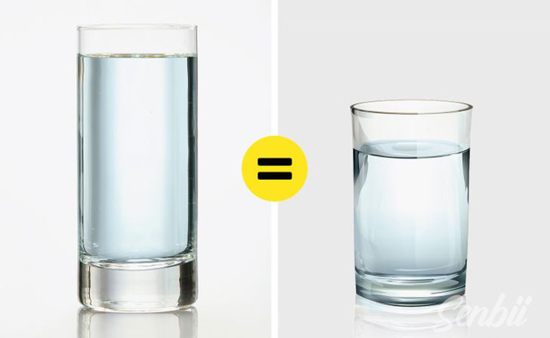 В четыре одинаковых стакана. Узкие стаканы для воды. Стаканы высокие узкие. Стаканы с разным количеством воды. Вода в разных стаканах.
